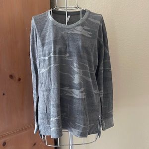 Z Supply gray camo side slit long sleeve‎ t-shirt ladies L EUC